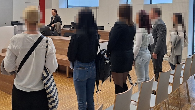 Diese sechs Angeklagten wollen von den illegalen Machenschaften in den Filialen der Bäckerei in ...