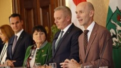 Im Oktober 2025 präsentierte Willibald Ehrenhöfer (rechts) mit der Regierung das Budget.