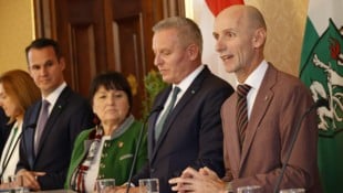 Im Oktober 2025 präsentierte Willibald Ehrenhöfer (rechts) mit der Regierung das Budget.