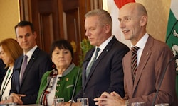 Im Oktober 2025 präsentierte Willibald Ehrenhöfer (rechts) mit der Regierung das Budget.