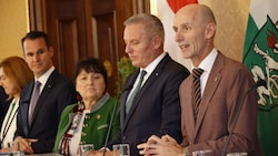 Im Oktober 2025 präsentierte Willibald Ehrenhöfer (rechts) mit der Regierung das Budget.