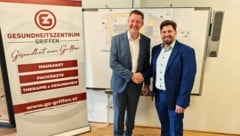 Gemeinsam bringen Bürgermeister Josef Müller (l) und Allgemeinmediziner Hannes Topar das ...