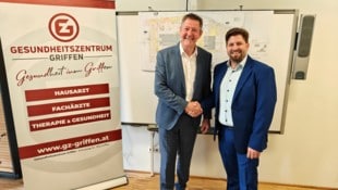 Gemeinsam bringen Bürgermeister Josef Müller (l) und Allgemeinmediziner Hannes Topar das ...