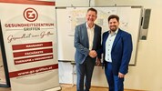 Gemeinsam bringen Bürgermeister Josef Müller (l) und Allgemeinmediziner Hannes Topar das ...