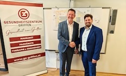 Gemeinsam bringen Bürgermeister Josef Müller (l) und Allgemeinmediziner Hannes Topar das ...