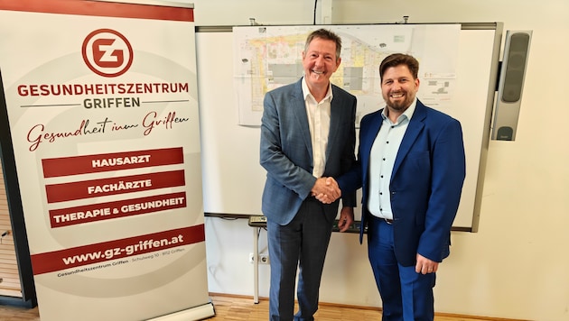 Gemeinsam bringen Bürgermeister Josef Müller (l) und Allgemeinmediziner Hannes Topar das ...