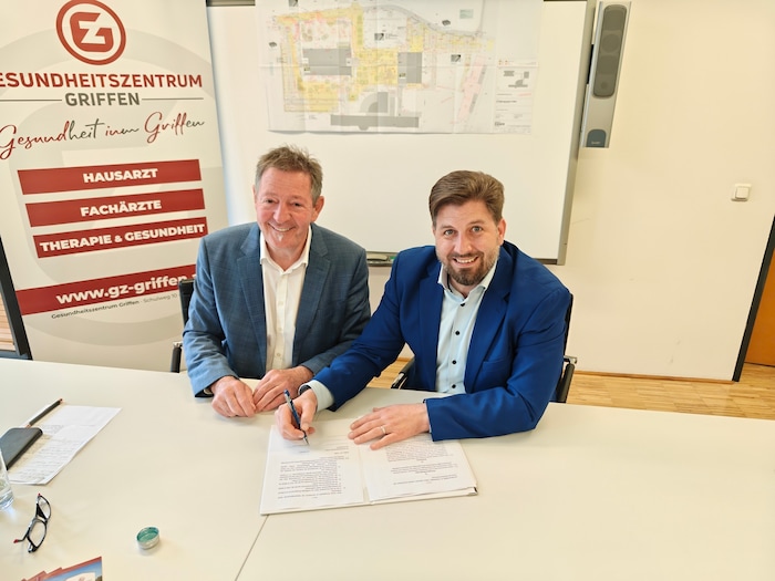 Topar (r) bei der Unterzeichnung des Kaufvertrags mit Bürgermeister Josef Müller.