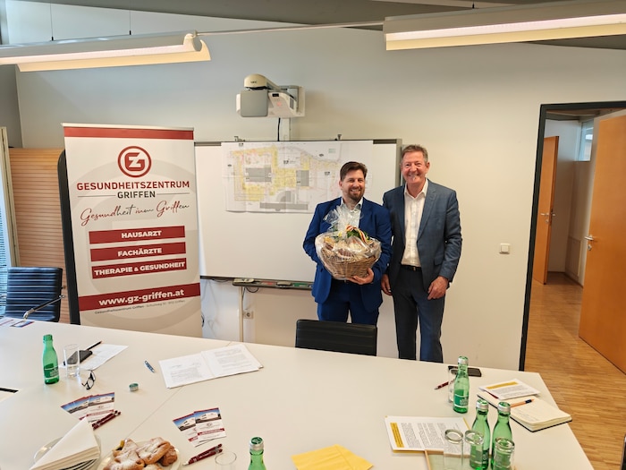 Dieser überreichte dem Allgemeinmediziner zur Feier auch einen Geschenkskorb.