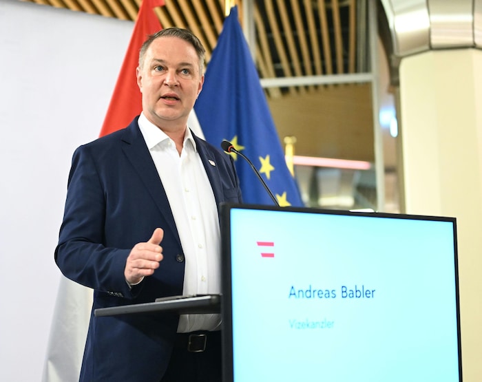 Medienminister Andreas Babler will am bestehenden System für die Befreiung vom ORF-Beitrag ...