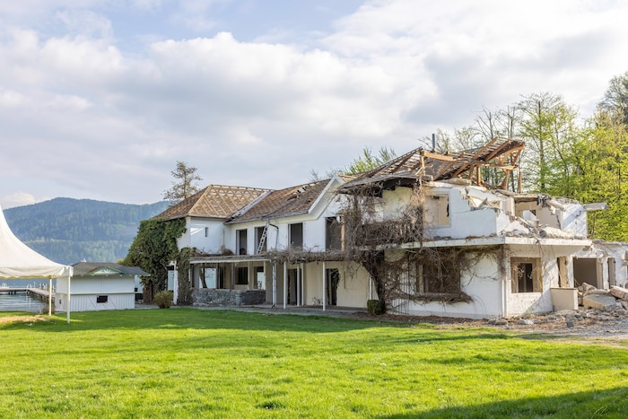 Die Abrissarbeiten schreiten nun voran.