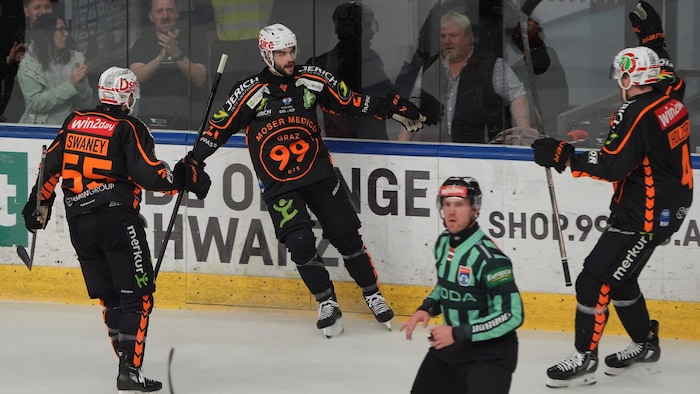 Lukas Haudum (Mi.) war der erste Finaltorschütze der 99ers in der Vereinsgeschichte.