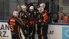 Jubel bei den Grazer Eishockey-Cracks: Die 99ers gewannen das erste Finalspiel der ...