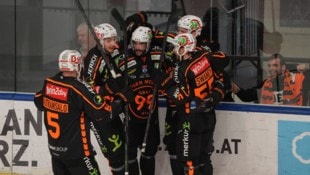 Jubel bei den Grazer Eishockey-Cracks: Die 99ers gewannen das erste Finalspiel der ...