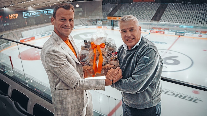 Die Präsidenten der beiden Klubs wünschten sich alles Gute für die Finalserie: Herbert Jerich ...