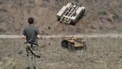 Ein ukrainischer Soldat beim Training mit Kampfrobotern