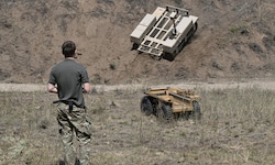 Ein ukrainischer Soldat beim Training mit Kampfrobotern