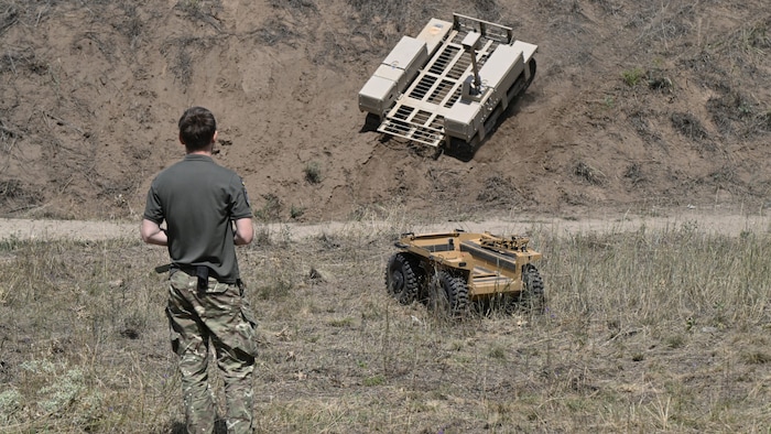 Ein ukrainischer Soldat beim Training mit Kampfrobotern