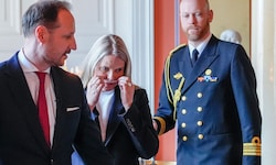 Kronprinz Haakon sagte am Freitag kurzfristig einen wichtigen royalen Termin ab, um bei seiner ...