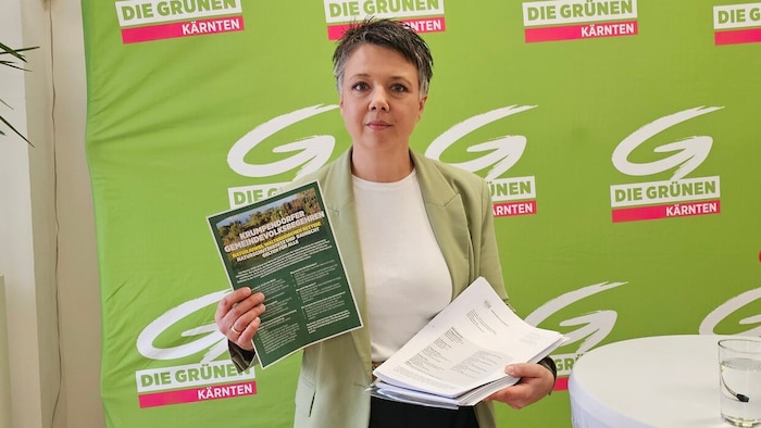 Olga Voglauer mit der dicken Klage und dem Volksbegehren-Flugblatt.