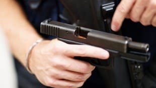 Mit seiner eigenen Dienstwaffe hat sich ein Krumpendorfer Polizist ins Bein geschossen.