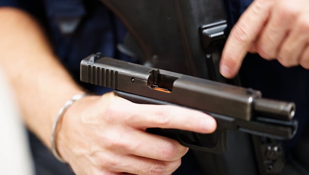 A police officer from Krumpendorf shot himself in the leg with his own service weapon.