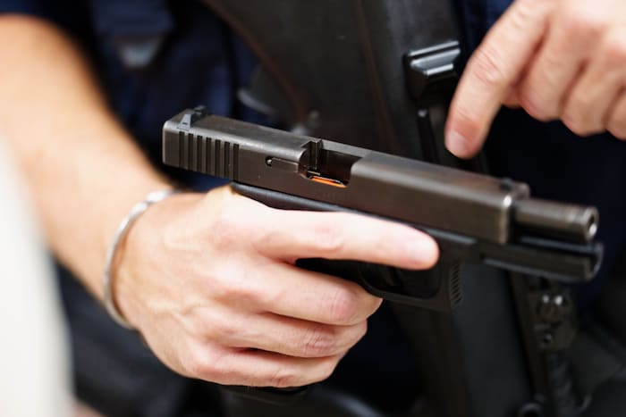 Mit seiner eigenen Dienstwaffe hat sich ein Krumpendorfer Polizist ins Bein geschossen.