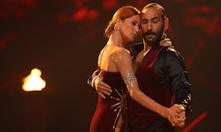 Esther Schweins muss aus gesundheitlichen Gründen bei „Let‘s Dance“ aufhören. Massimo Sinató ...