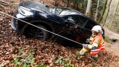 Einsatzkräfte bergen das Unfallfahrzeug.