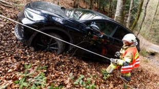 Einsatzkräfte bergen das Unfallfahrzeug.