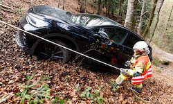 Einsatzkräfte bergen das Unfallfahrzeug.
