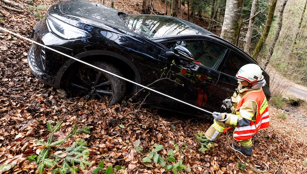 Einsatzkräfte bergen das Unfallfahrzeug.
