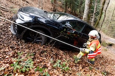 Einsatzkräfte bergen das Unfallfahrzeug.