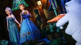 Ganz nah kommt man Anna, Elsa und Olaf, wenn man in der neuen Attraktion „Frozen Ever After“ auf ...