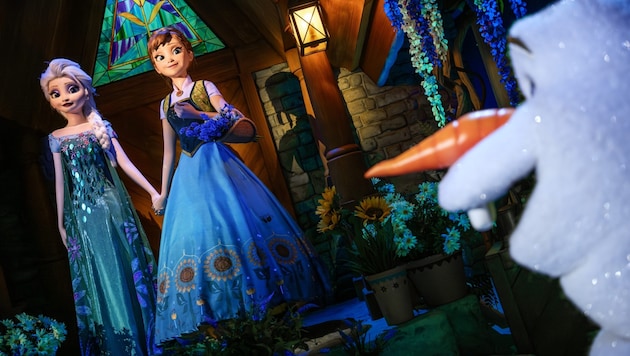 Ganz nah kommt man Anna, Elsa und Olaf, wenn man in der neuen Attraktion „Frozen Ever After“ auf ...