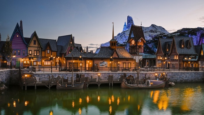 Das Dorf Arendelle aus dem Film „Die Eiskönigin“ wurde im Themenbereich „World of Frozen“ im ...