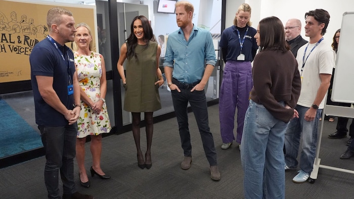 Harry und Meghan im Gespräch mit Universitätsangehörigen