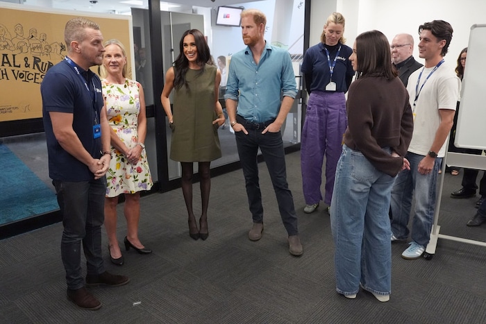 Harry und Meghan im Gespräch mit Universitätsangehörigen
