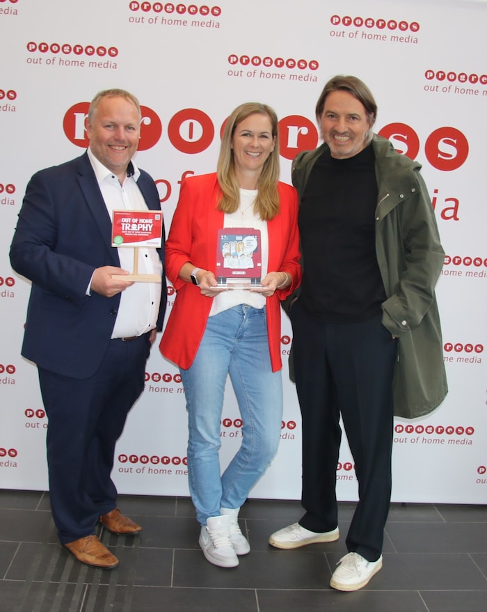 Lukas Krackl (Progress Werbung), Stefanie Garber (MPreis) und Charlie Zimmermann (re.) freuten ...