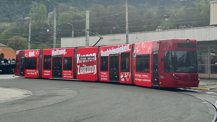 Sie sticht sofort ins Auge, die „Krone“-Straßenbahn. Seit Monaten chauffiert sie Fahrgäste durch ...