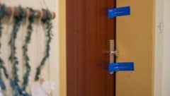 Die Wohnungstüre im ersten Obergeschoß wurde polizeilich versiegelt.