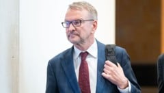 Der frühere Signa-Geschäftsführer Christoph Stadlhuber auf dem Weg zum U-Ausschuss.