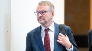 Der frühere Signa-Geschäftsführer Christoph Stadlhuber auf dem Weg zum U-Ausschuss.