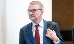Der frühere Signa-Geschäftsführer Christoph Stadlhuber auf dem Weg zum U-Ausschuss.