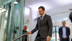 Verkehrte Welt? Thomas Schmid sagte in Linz als „Kronzeuge“ gegen August Wöginger aus, jetzt ...