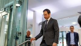 Verkehrte Welt? Thomas Schmid sagte in Linz als „Kronzeuge“ gegen August Wöginger aus, jetzt ...