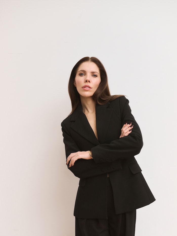 Victoria Swarovskis Looks sind ab 29. April bei ABOUT YOU zu haben.