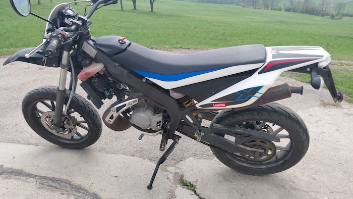 Mit diesem Moped waren die Burschen am Weg nach Hause.