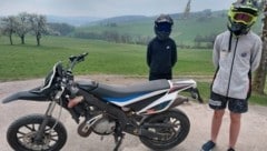 Die beiden Burschen erholen sich von dem Schrecken.