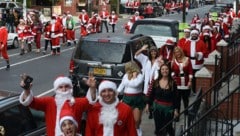 Der Veranstalter der Weihnachtsmänner-Lokaltour durch New York (Bild) soll Geldspenden für ...