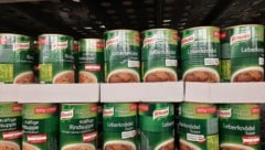 Für den Fall der Fälle gut ausgerüstet: Dosensuppe hält sich lang und kann mit einfachsten ...